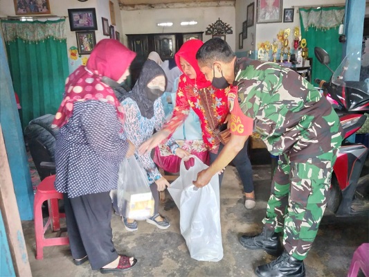 Anggota Koramil Sananwetan Dampingi Pendistribusian Bantuan buat Balita Stunting, Ibu Hamil KEK dan Balita Berisiko Stunting 