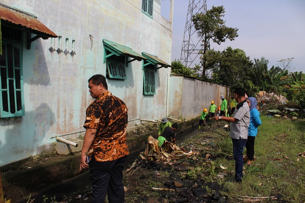 Wujudkan Program Kebersihan Bobby Nasution, Kecamatan Medan Helvetia Melakukan Gotong Royong di Tapal Batas