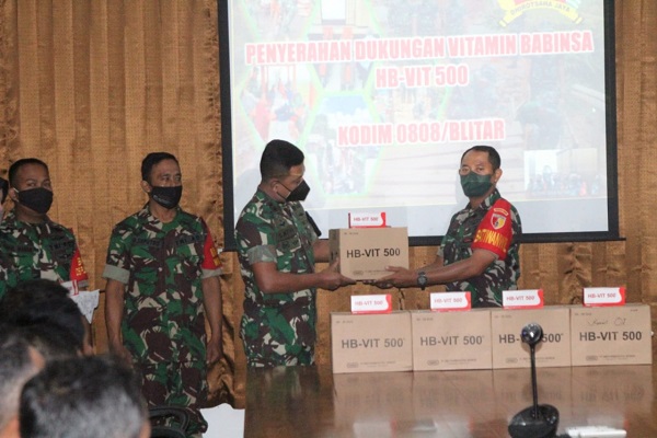 Dandim 0808Blitar Menyerahkan Secara Simbolis Vitamin Babinsa HB-VIT 500 Dukungan dari Kasad