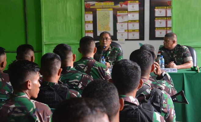Ðanrem 174ATW Sambangi Satgas Yonif 725Woroagi