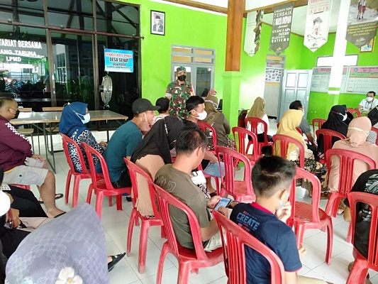 Dukung Kegiatan Vaksinasi Covid-19, Babinsa Pos Selopuro Dampingi Warga Binaannya