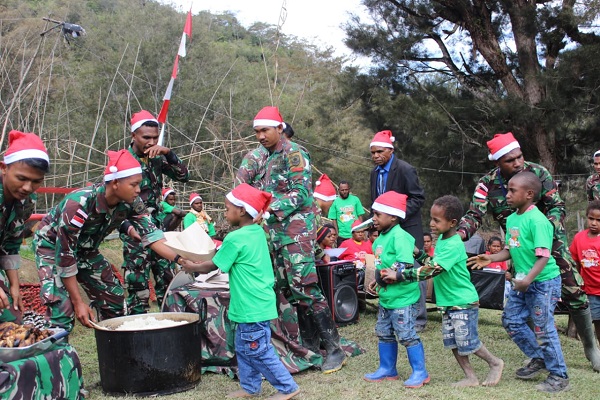 Kebahagiaan Perayaan Natal Satgas Yonif Mekanis 203AK Beserta Warga Masyarakat Desa Tima