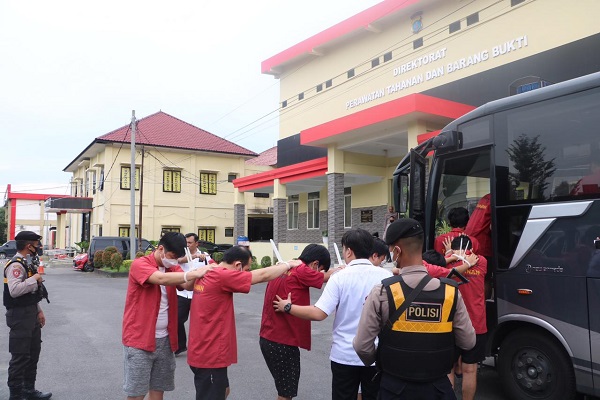 Polda Sumut Serahkan 15 Tersangka Judi Online Cemara Asri ke JPU