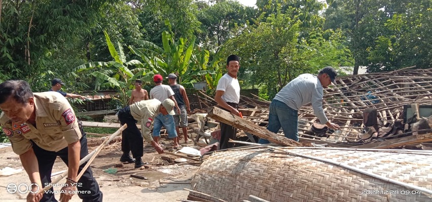 Rumah Reot Janda Renta di Madiun, Diamburkan Hujan Ringan