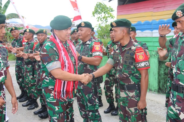 Satgas Yonarmed 1 Kostrad Menerima Kunjungan Pangdivif 2 Kostrad di Provinsi Maluku