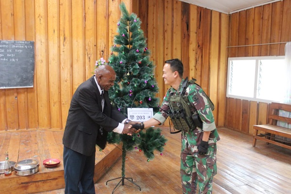 Satgas Yonif Mekanis 203AK Memberikan Pohon Natal untuk Gereja Baptis Manggalome