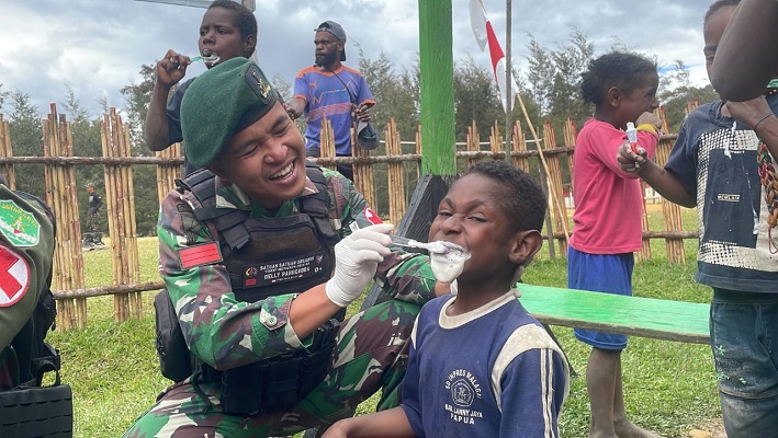 Satgas Yonif Mekanis 203AK Mengadakan Sosialisasi Sikat Gigi dan Pertandingan Voli