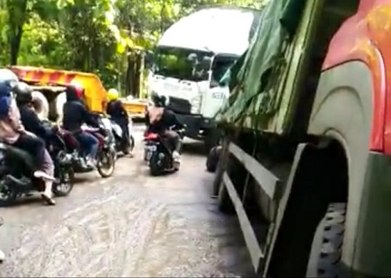 Tronton Melintang Terjebak Lumpur, Jalur Ponorogo - Pacitan Macet