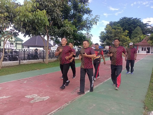 Agar Kondisi Kesehatan Tetap Terjaga, Anggota Kodim 0808Blitar Gelar Olahraga Bersama