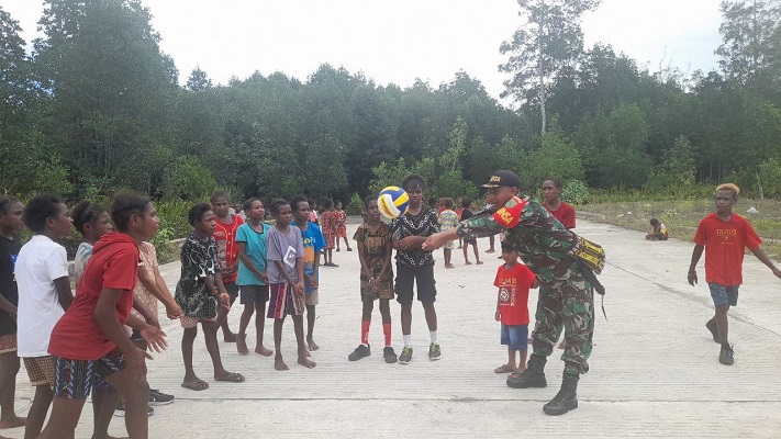Babinsa Koramil 1710-07Mapurujaya Komsos Sembari Melatih Anak Olahraga Bola Volly