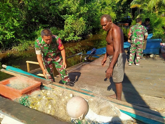 Babinsa Mapurujaya Komsos Bersama Nelayan di Kampung Tipuka