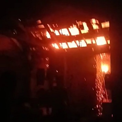 Charger HP Digunakan untuk HT, Konslet Membakar Rumah