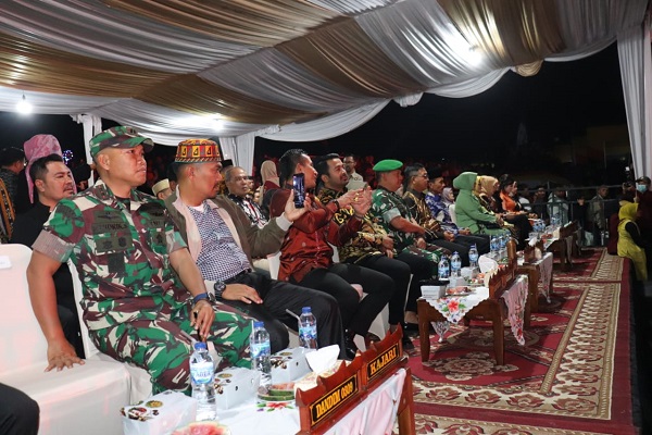 Dandim 0309Solok Dampingi Pangdam IBB di Acara Malam Puncak HUT Kabupaten Solsel ke-19