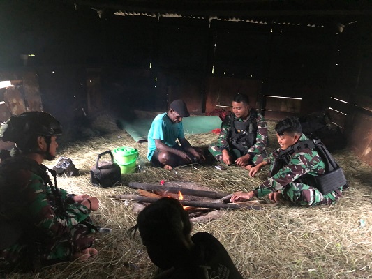 Pos Balingga Satgas Yonif Mekanis 203AK Melaksanakan Anjangsana ke Rumah Bapak Kepala Desa