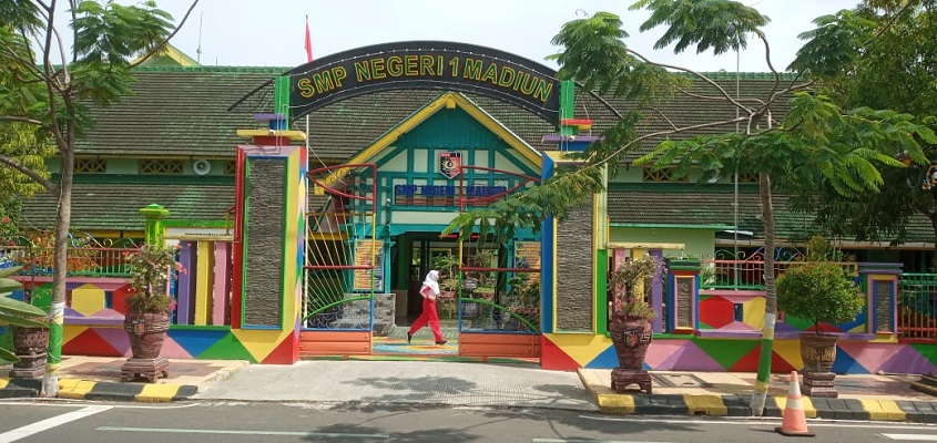 SMPN 1 Madiun Merestorasi Ribuan Lembar Dokumen Penting Sejak Tahun 1942