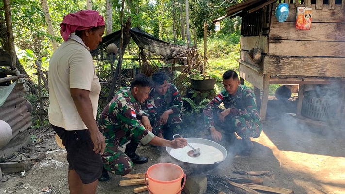 Satgas Yonarmed 1 Kostrad Mengajarkan Cara Buat Minyak Kelapa