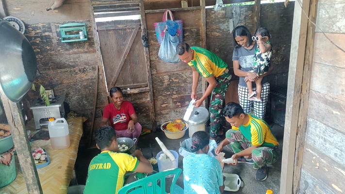 Satgas Yonarmed 1 Kostrad Mengajarkan Pengolahan Singkong