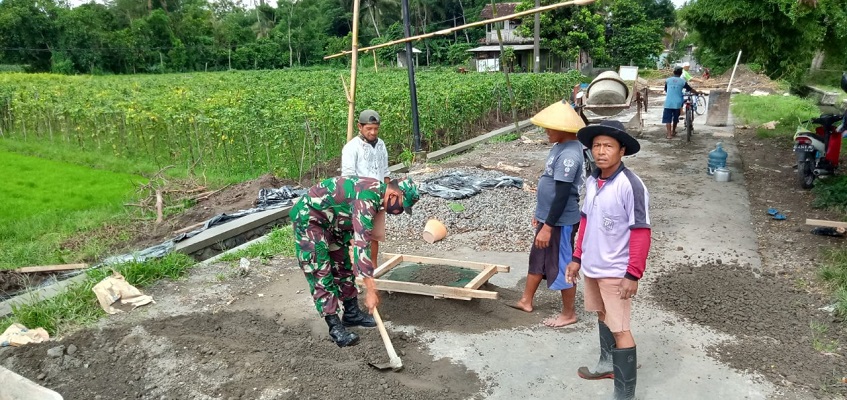 Wujud Kekompakan dan Kebersamaan Bersama Warga, Babinsa Sanankulon Gelar Gotong Royong Bersama