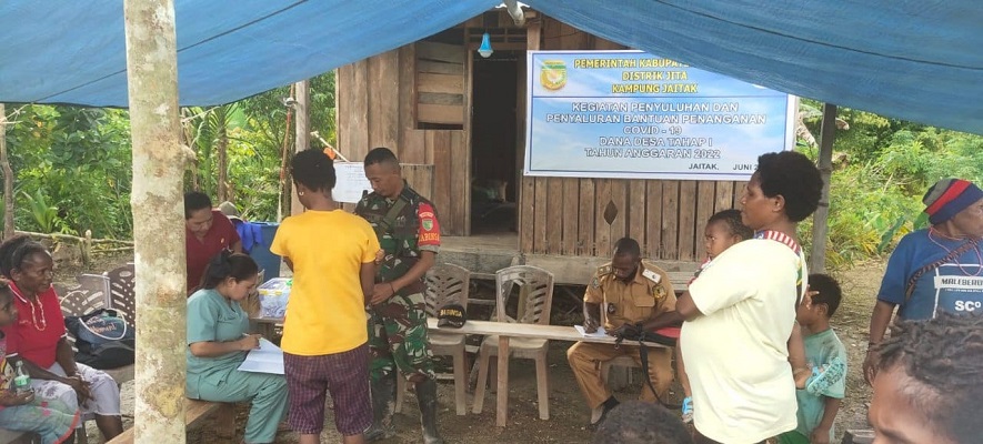 Babinsa Koramil 1710-06Agimuga Dampingi Petugas Kesehatan dalam Kegiatan Posyandu