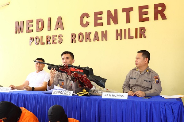 Kapolres Rohil Pimpin Konferensi Pers dalam Rangka Pengungkapan 5 Pelaku Dugaan Tindak Pidana Pembunuhan