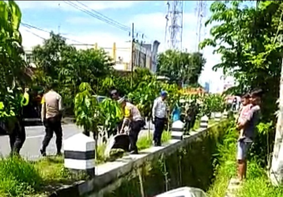 Minibus Terjerembab Masuk Parit