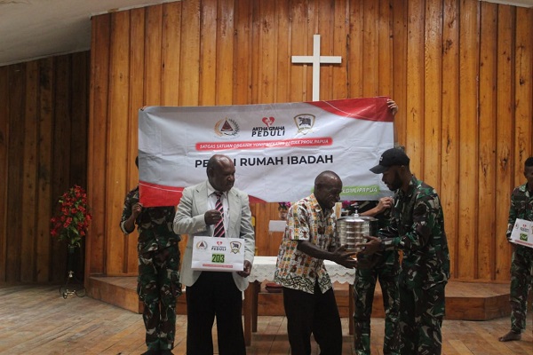 Satgas Yonif Mekanis 203AK Bekerjasama dengan Artha Graha Peduli Rumah Ibadah