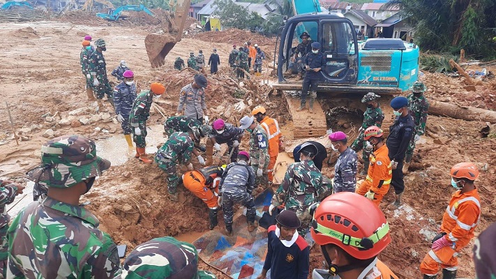 36 Jiwa Teridentifikasi, Prajurit Kodam IBB Bersama Tim SAR Terus Mencari Korban Longsor Serasan