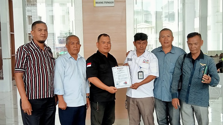 SK Pengangkatan Pemimpin Redaksi Diserahkan oleh PU Nagapos.id kepada Selamat Purba