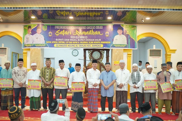 Safari Ramadhan Perdana di Masjid Agung Al-ikhlas Bagansiapiapi, Bupati Rohil Serahkan Bantuan kepada 25 Masjid dan Musholla