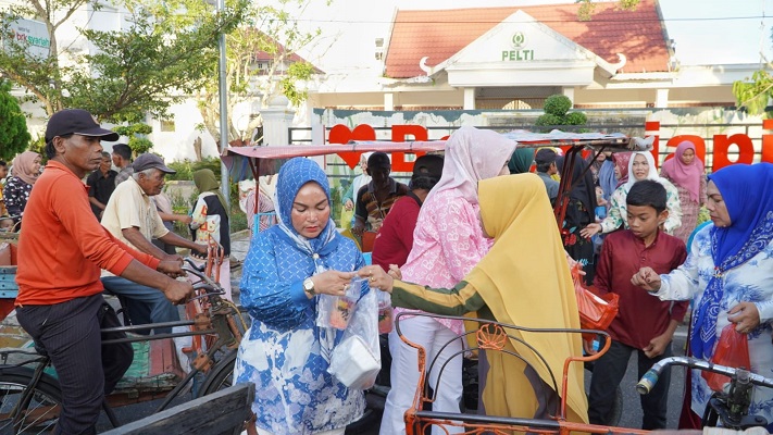 Tim Penggerak PKK Kabupaten Rohil Membagikan Ratusan Takjil kepada Masyarakat Bagansiapiapi