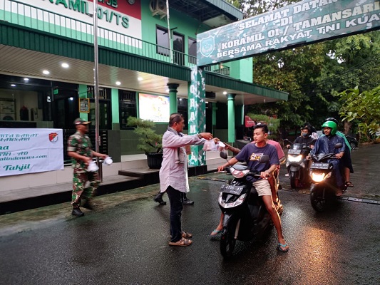 Koramil 01Tamansari Beserta Insan Media Partner TNI Bagi Takjil