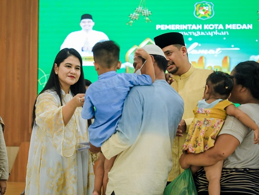 Masyarakat Kota Medan Hadir ke Open House Idul Fitri yang Digelar Bobby Nasution