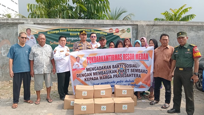 Pokdarkamtibmas Bhayangkara Resor Medan dan Polrestabes Medan Berbagi 100 Paket Sembako
