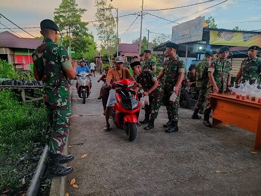 Satgas Yonif Raider 600Modang Pos Agast Berbagi Takjil dengan Warga Masyarakat Setempat