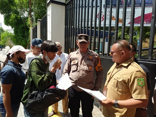 10 Warga Jalan Bilal Lakukan Aksi Demo di depan Gedung DPRD Medan