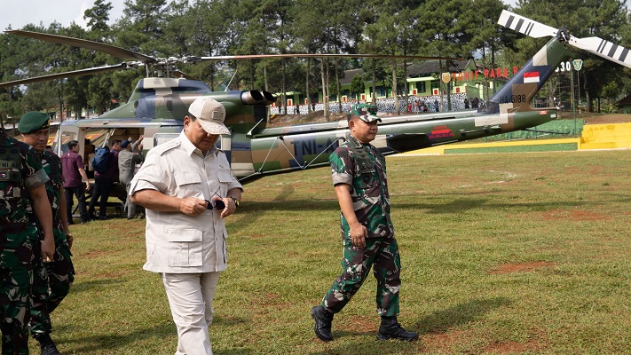 Kasad Mendampingi Menhan Tinjau Kesiapan Operasi Yonif 330Tri Darma