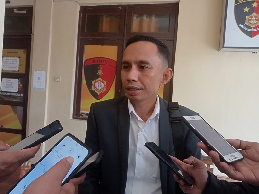 Yushriman, S.H Kuasa Hukum CV UBP saat konferensi pers di Polda Sultra.