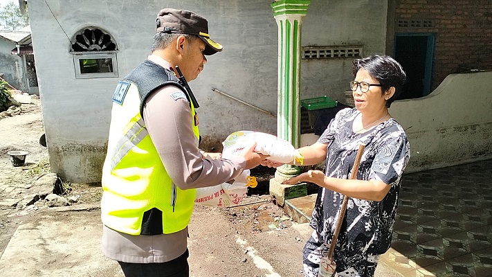 Polda Sumut Menyalurkan Bantuan Bagi Korban Banjir Bandang di Sibolangit