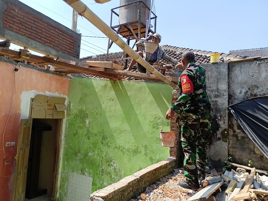Babinsa Koramil Wlingi Membantu Rehab Rumah Warga Binaannya