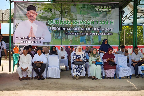 Bobby Nasution dan Keluarga Kurban 2 Sapi di Rumah Kolaborasi Medan Tembung