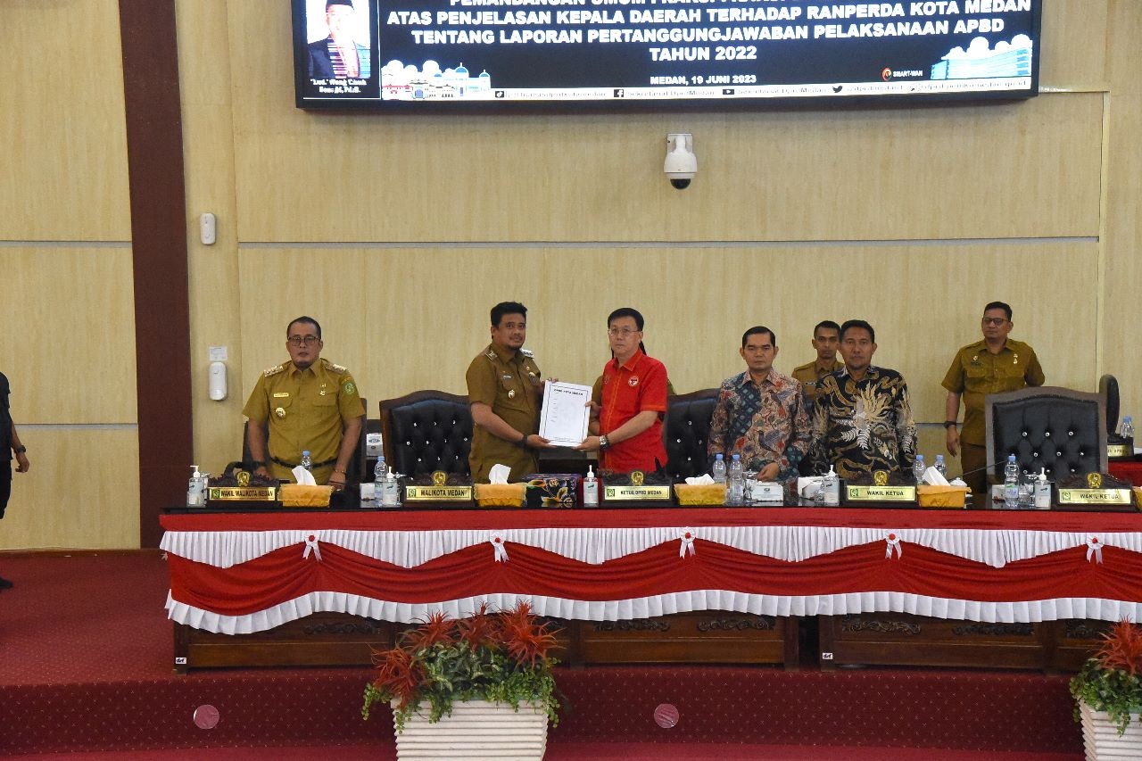 Ketua DPRD Kota Medan dan Wali Kota Medan Menerima tentang Laporan Reses Kedua Tahun 2023 dari Dapil 1 s.d 5 pada Rapat Paripurna