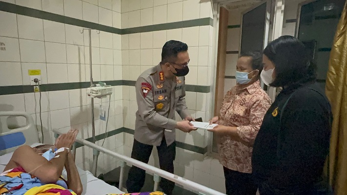 Kapolresta Deli Serdang Menjenguk dan Berikan Semangat kepada Personilnya yang Sakit Menahun