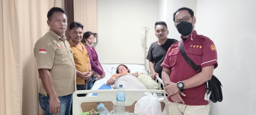 Pimpinan MP News dan Metropos24, Burju Simatupang ST SH Menjenguk Istri Wartawan di Medan