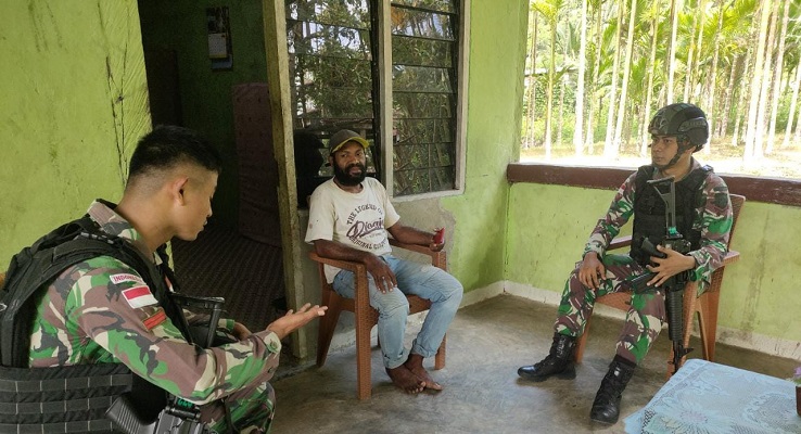 Satgas Yonif 132BS Sambangi Rumah Tokoh Pemuda Kampung Piawi