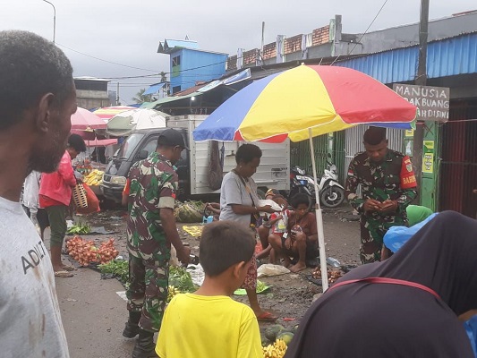Babinsa Timika Komsos ke Pasar Tradisional dan Borong Jualan Mama Papua