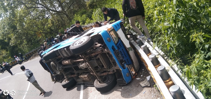 Diduga Alami Gangguan Rem, Minibus Rombongan Wisata Asal Bojonegoro Terguling di Lereng Gunung Lawu Magetan