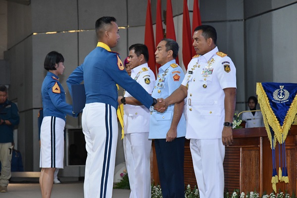 Kasal Menutup Pendidikan dan Me-Wisuda Taruna AAL Angkatan ke-68 TA 2023