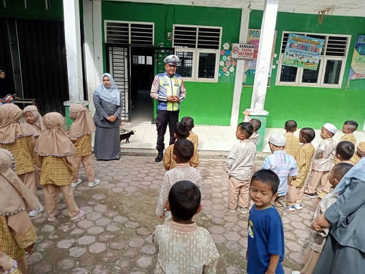 Perduli Terhadap Pendidikan Anak Usia Dini, Inilah yang Dilakukan Aipda Indra Personil Sat Lantas Polres Madina