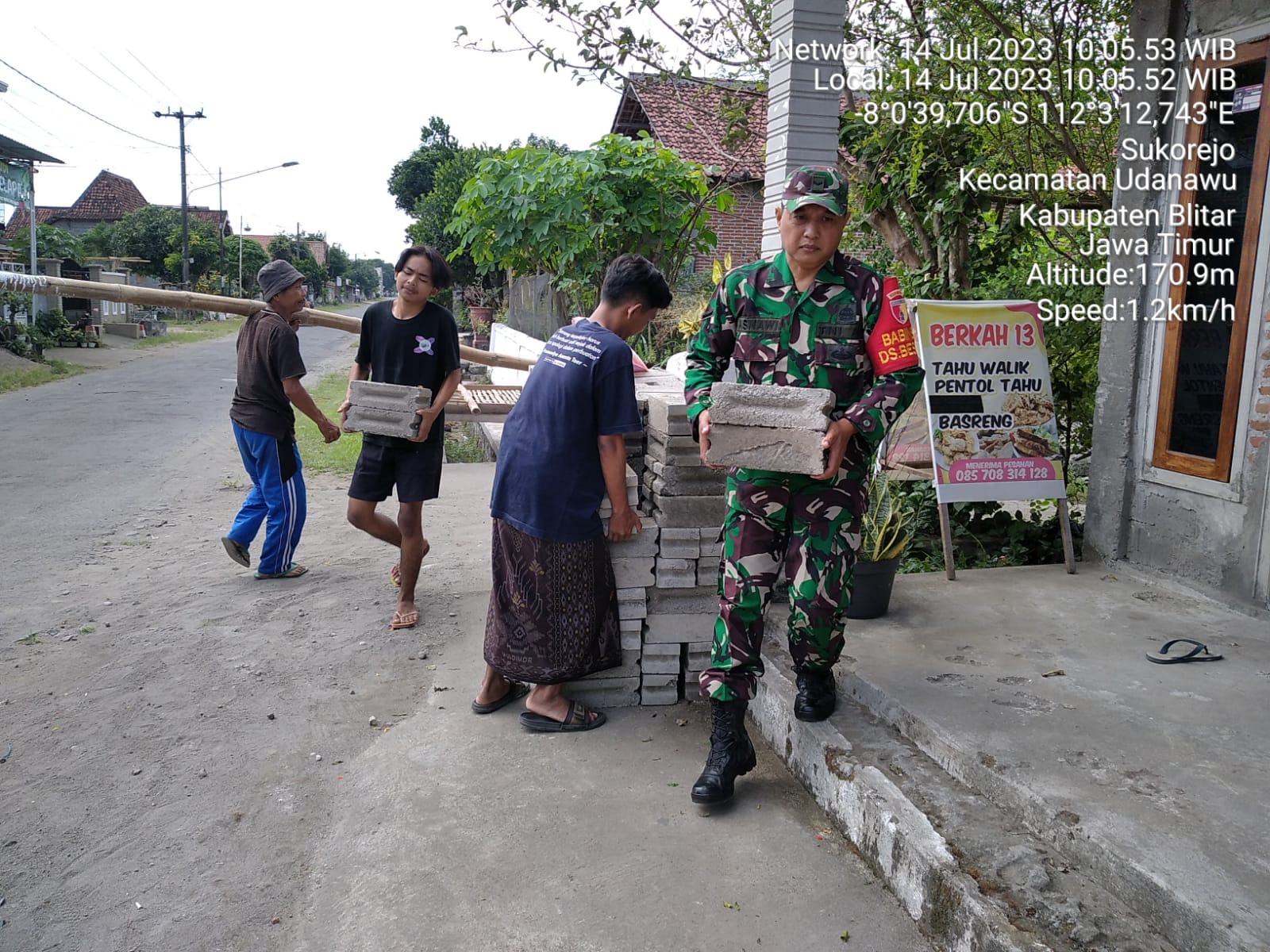 Babinsa Koramil Udanawu Membantu dalam Atasi Kesulitan Warga