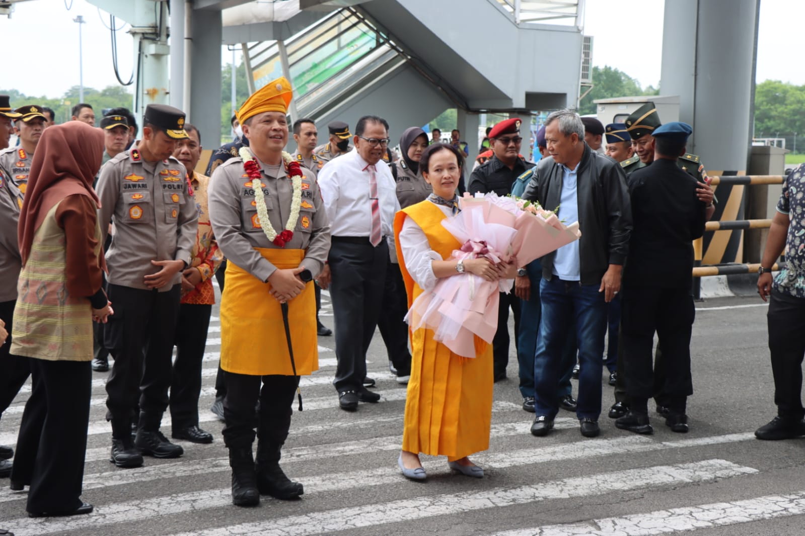 Kapolresta Deli Serdang Dampingi Wakapolda Sumut Menyambut Kedatangan Kapolda Sumut yang Baru di Bandara Kualanamu